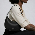 Bolsa feminina FOXER Lunéra Black sendo usada em look elegante e moderno