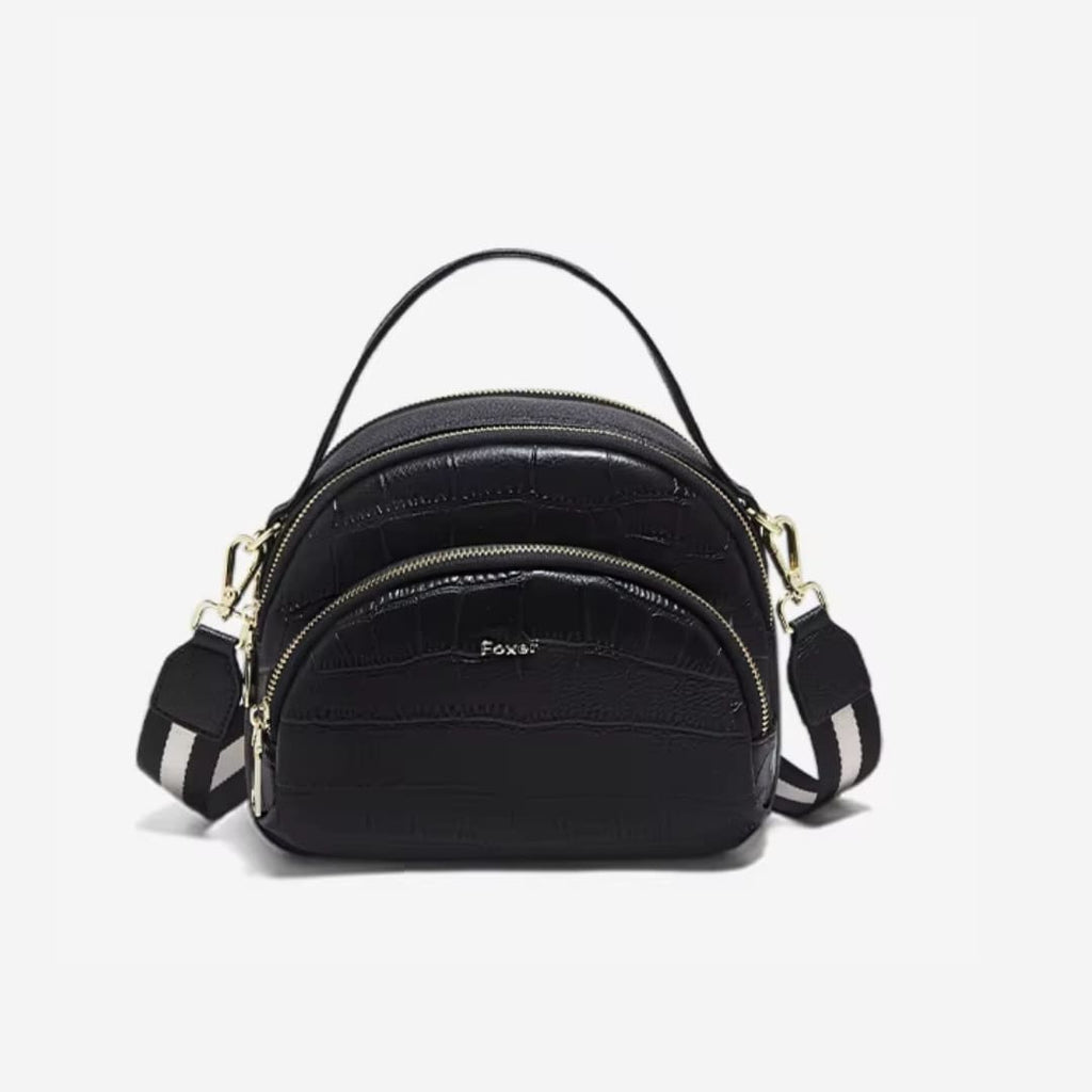 Detalhe do couro genuíno e acabamento premium da bolsa FOXER Rivelle Black