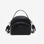 Detalhe do couro genuíno e acabamento premium da bolsa FOXER Rivelle Black