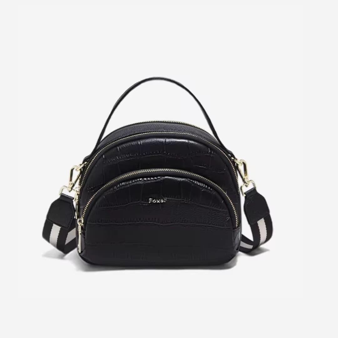 Detalhe do couro genuíno e acabamento premium da bolsa FOXER Rivelle Black