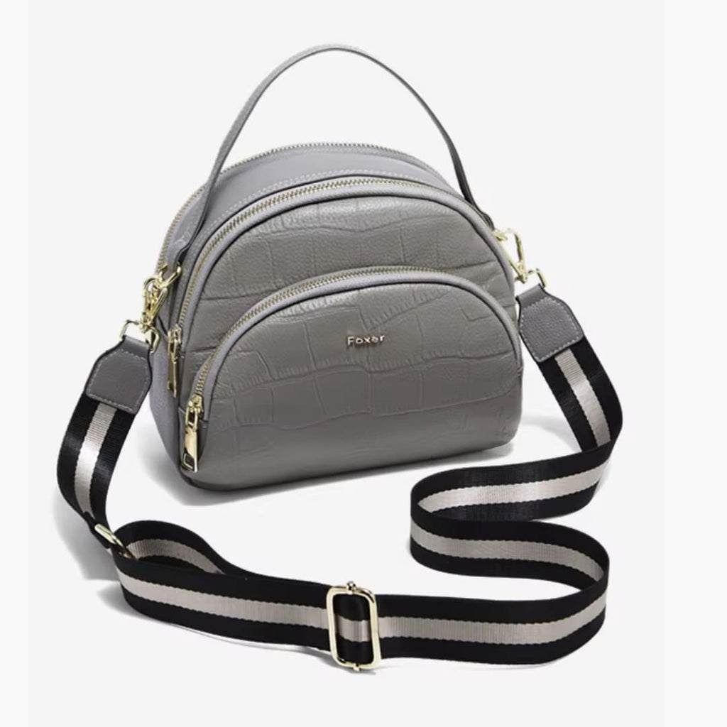 Detalhe do couro genuíno e acabamento premium da bolsa FOXER Rivelle Gray