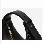 Detalhe do couro legítimo e acabamento premium da bolsa FOXER Lunéra Black