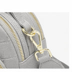 detalhe do acabamento do gancho da alça da Bolsa feminina FOXER Rivelle Gray 